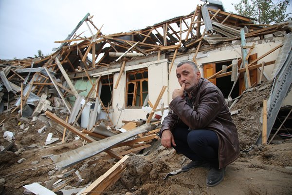 Foto - Ermenistan'dan alçak saldırısı yürekleri sızlattı: Ailesini böyle kurtardı!