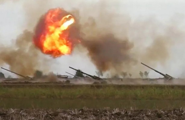 Ermenistan'dan PKK taktiği! Bayrak diktiler