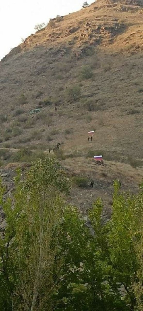 Foto - Ermenistan'dan PKK taktiği! Bayrak diktiler