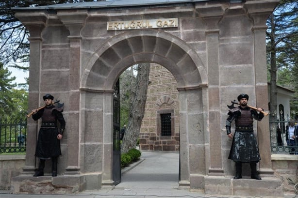 Foto - Ertuğrul Gazi Türbesi’nde saygı nöbetleri başladı