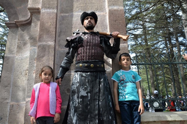 Ertuğrul Gazi Türbesi’nde saygı nöbetleri başladı