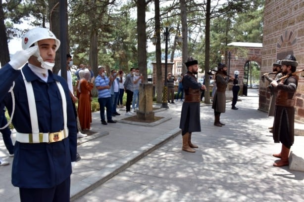 Foto - Ertuğrul Gazi Türbesi'ndeki 'Saygı Nöbeti' yeniden başladı