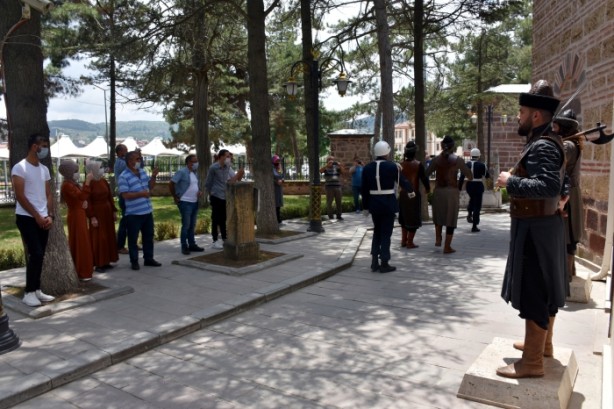 Foto - Ertuğrul Gazi Türbesi'ndeki 'Saygı Nöbeti' yeniden başladı