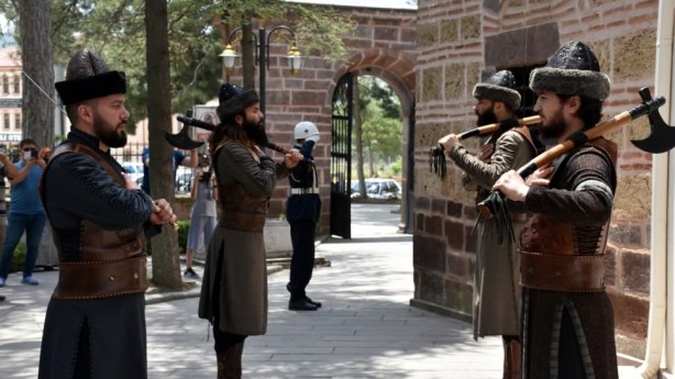 Foto - Ertuğrul Gazi Türbesi'ndeki 'Saygı Nöbeti' yeniden başladı