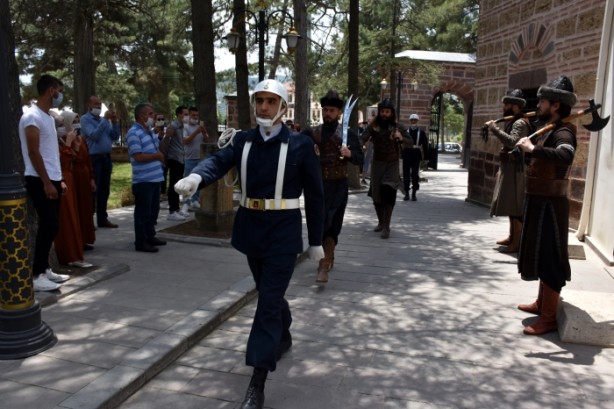 Ertuğrul Gazi Türbesi'ndeki 'Saygı Nöbeti' yeniden başladı