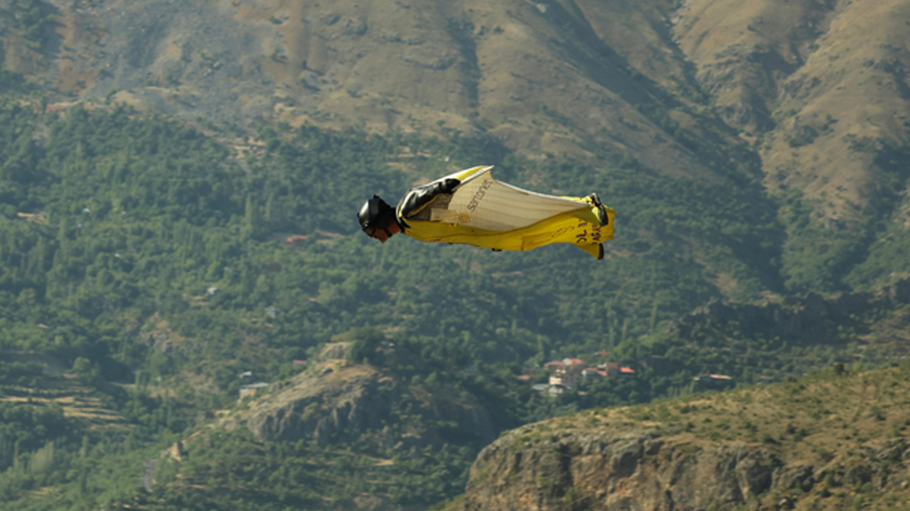 Foto - Erzincan Kemaliye'de  "yarasa kanat" atlayışı nefesleri kesti 
