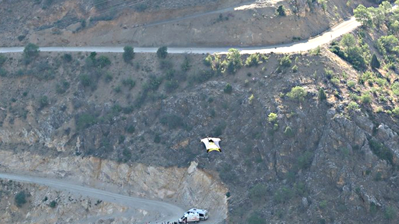 Erzincan Kemaliye'de  "yarasa kanat" atlayışı nefesleri kesti 