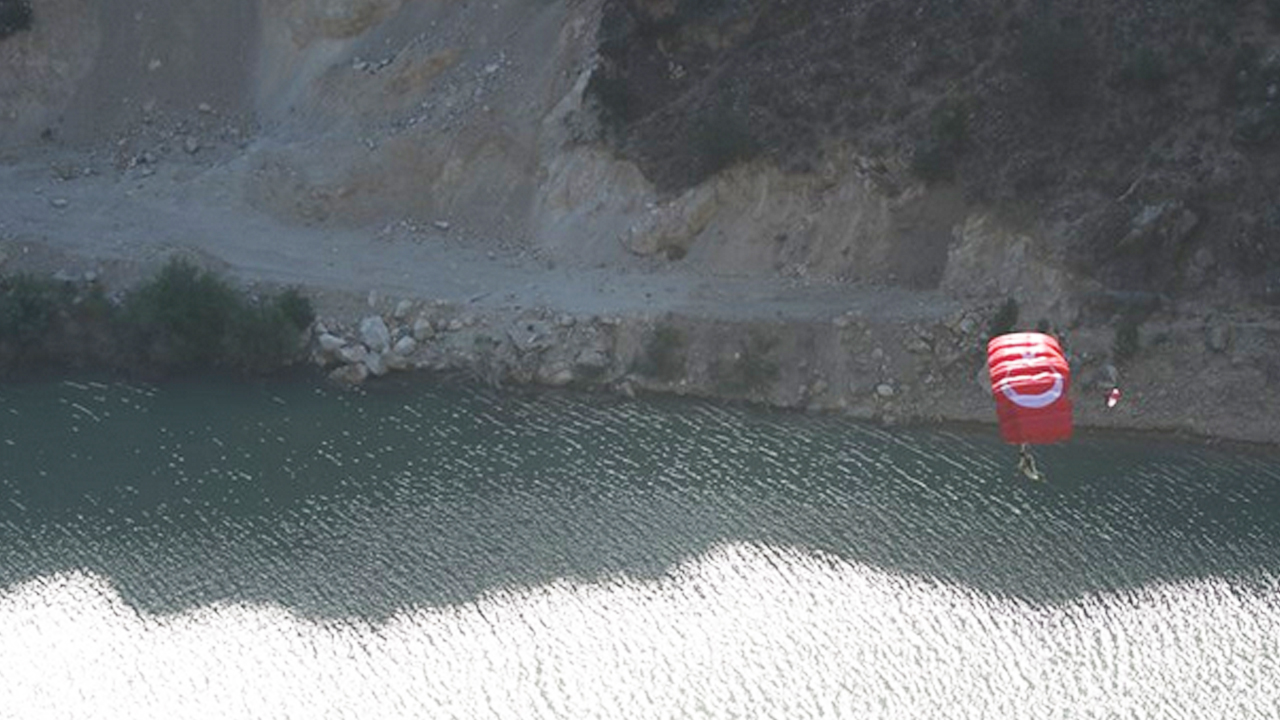 Foto - Erzincan Kemaliye'de  "yarasa kanat" atlayışı nefesleri kesti 