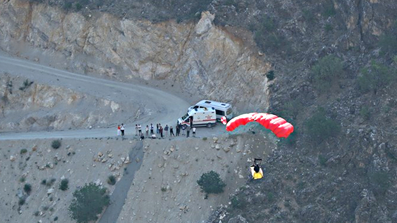 Foto - Erzincan Kemaliye'de  "yarasa kanat" atlayışı nefesleri kesti 