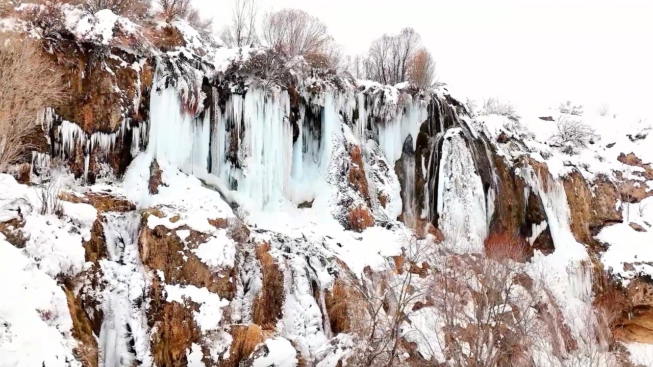 Erzincan’da donduran güzellik! Şelale ve göletler buzla kaplandı