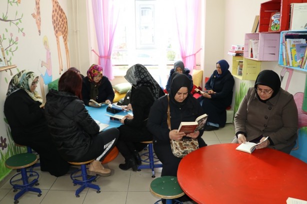 Foto - Erzincan'da ekrandan uzaklaşıp kitap okuyan veliler çocuklarına örnek oluyor