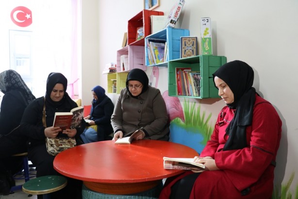 Foto - Erzincan'da ekrandan uzaklaşıp kitap okuyan veliler çocuklarına örnek oluyor