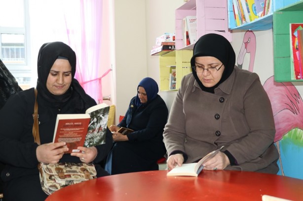 Foto - Erzincan'da ekrandan uzaklaşıp kitap okuyan veliler çocuklarına örnek oluyor