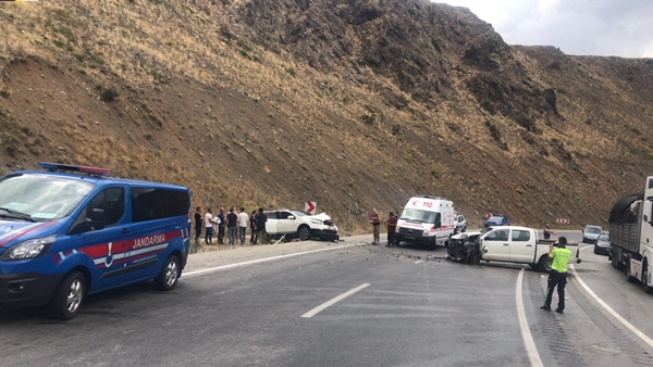 Erzincan'da feci kaza: Çok sayıda yaralı var