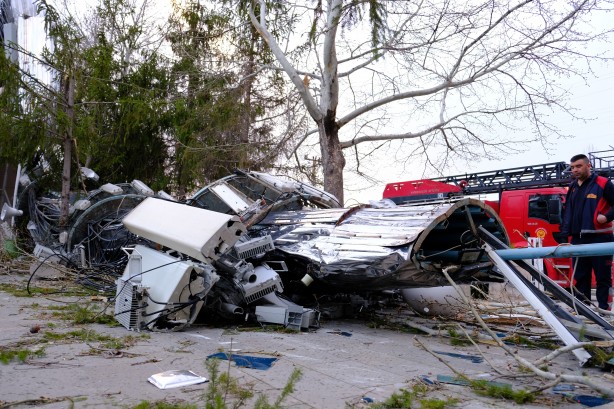 Erzincan’da fırtına minareyi devirdi, çatıları uçurdu
