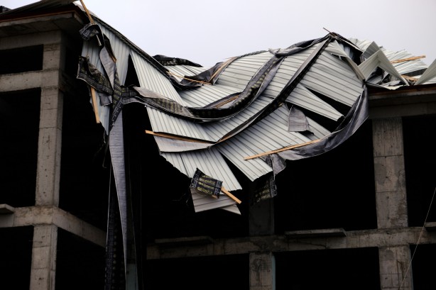 Foto - Erzincan’da fırtına minareyi devirdi, çatıları uçurdu