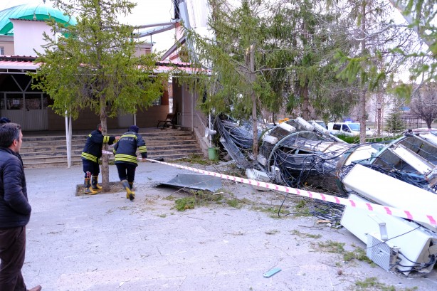 Foto - Erzincan’da fırtına minareyi devirdi, çatıları uçurdu