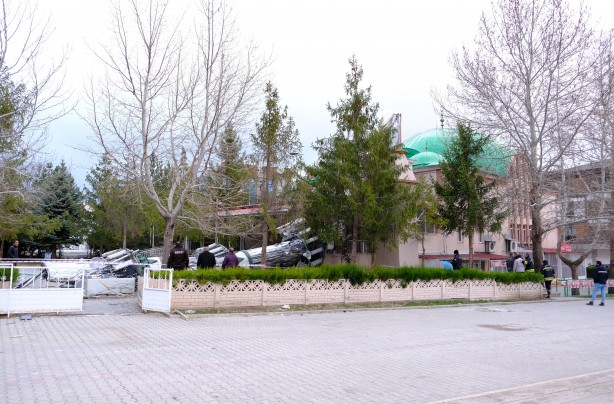 Foto - Erzincan’da fırtına minareyi devirdi, çatıları uçurdu