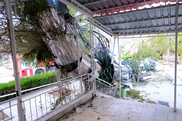Foto - Erzincan’da fırtına minareyi devirdi, çatıları uçurdu