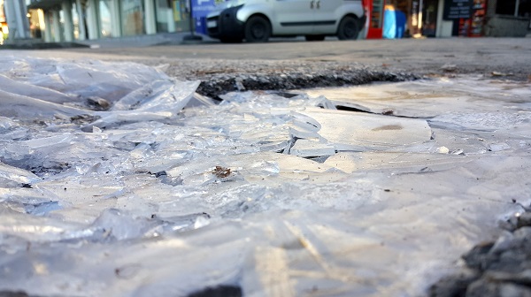 Foto - Erzincan’da kaynar su yere düşmeden buz oldu