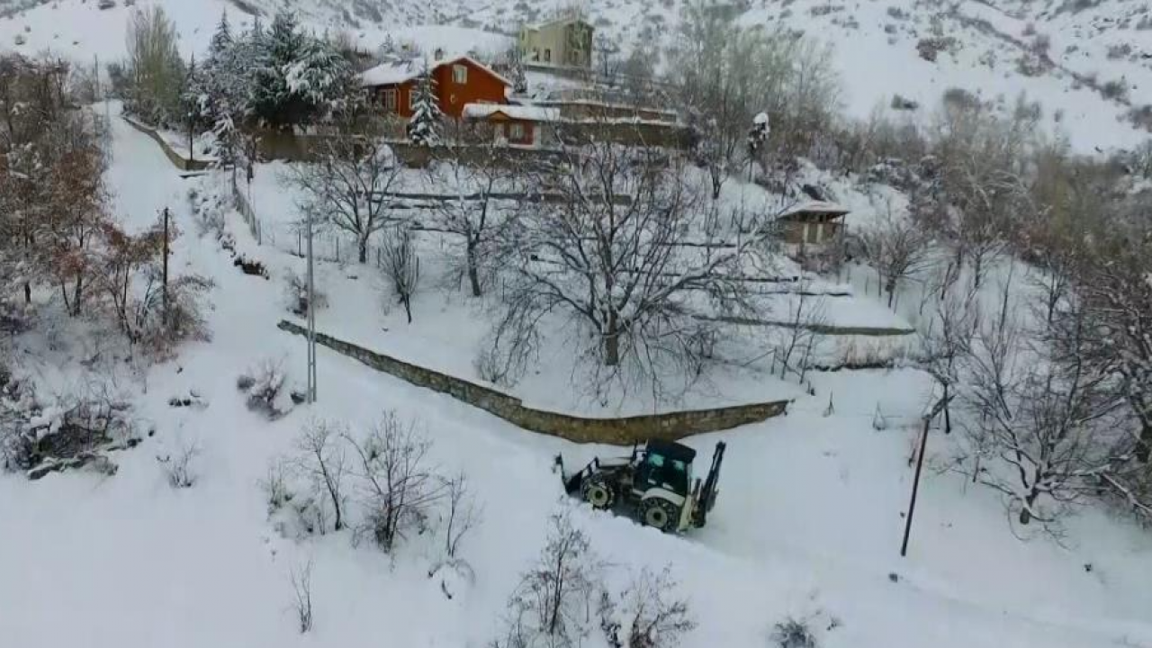 Erzincan’da kış şartları zorluyor: Kar ve tipi nedeniyle 12 köy yolu ulaşıma kapandı