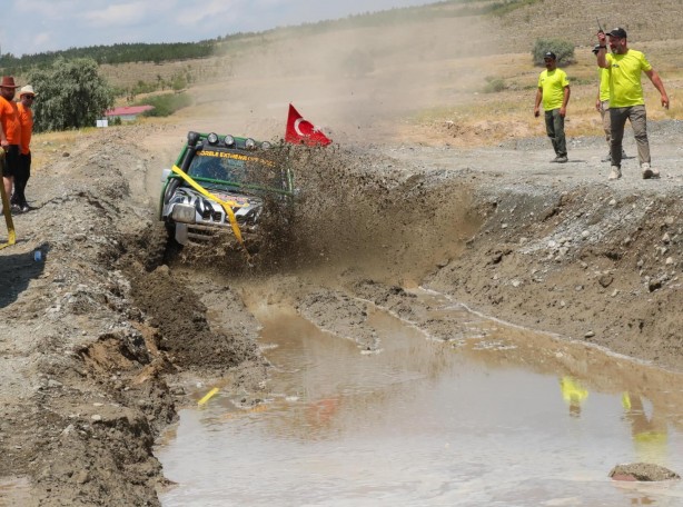 Foto - Erzincan'da off-road yarışmasında pilotlar çamura saplandı