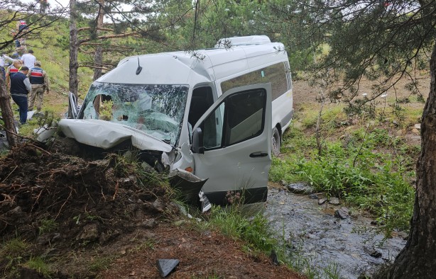 Foto - Erzincan'da şarampole devrilen minibüsteki 4 kişi öldü, 10 kişi yaralandı