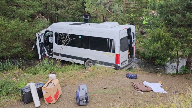 Foto - Erzincan'da şarampole devrilen minibüsteki 4 kişi öldü, 10 kişi yaralandı