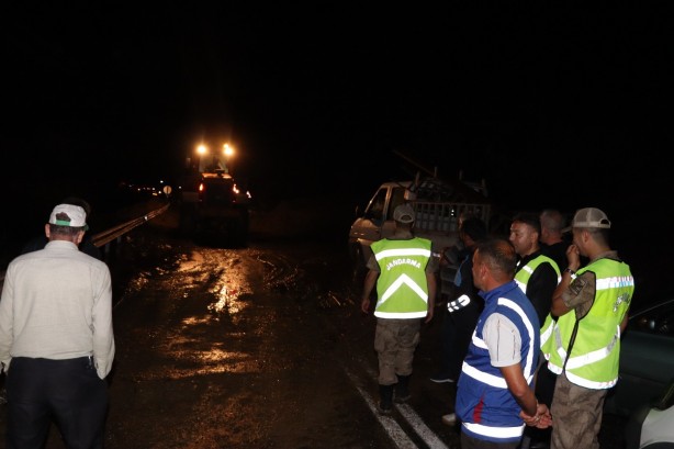 Foto - Erzurum-Artvin yoluna sel engeli