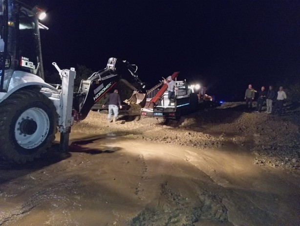 Foto - Erzurum-Artvin yoluna sel engeli