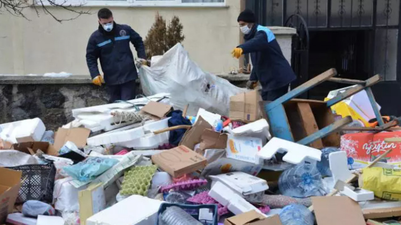 Erzurum'da akıl almaz olay: Bir evden 25 ton çöp çıktı!