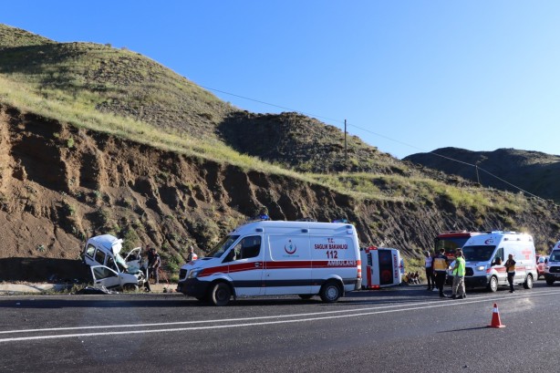 Foto - Erzurum'da ambulans ile hafif ticari araç çarpıştı