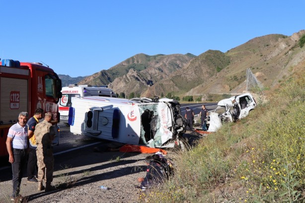 Foto - Erzurum'da ambulans ile hafif ticari araç çarpıştı