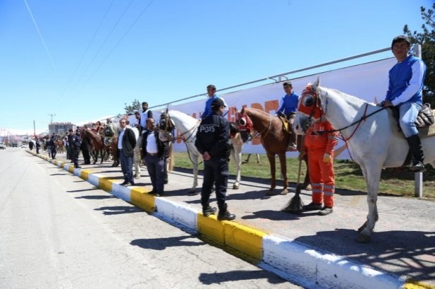 Foto - Erzurum'da Başbakan Davutoğlu'nu şaşırtan karşılama