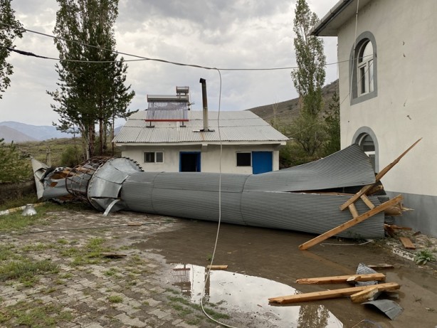 Erzurum'da caminin minaresi yıkıldı
