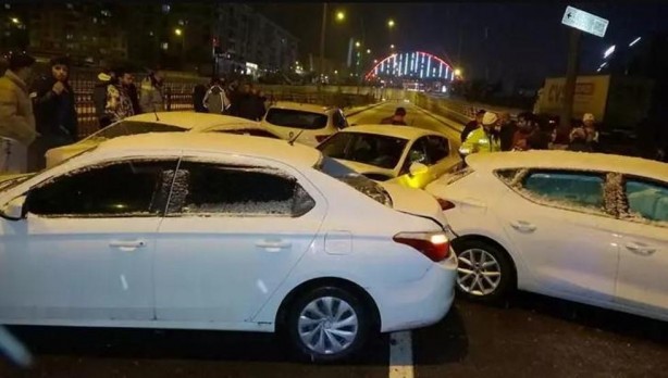 Foto - Erzurum'da feci kaza! 30 araç birbirine girdi