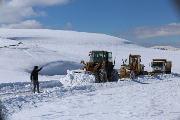 Erzurum'da kardan kapanan yollar açılıyor