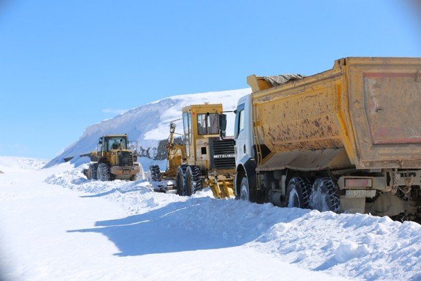 Foto - Erzurum'da kardan kapanan yollar açılıyor