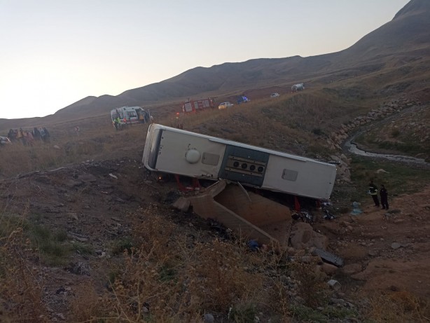 Foto - Erzurum'da otobüs şarampole yuvarlandı: 3 ölü, 21 yaralı