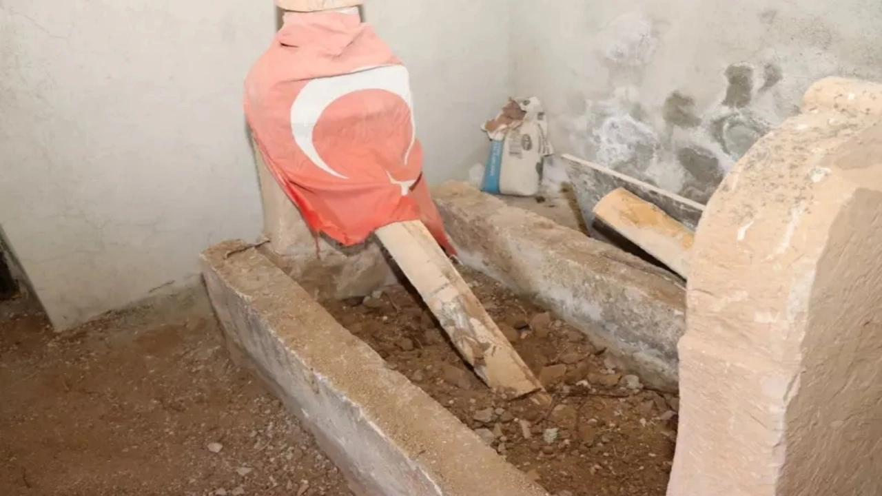 Foto - Erzurum’da skandal olay! Şehit mezarlarına şu yapılana bakın