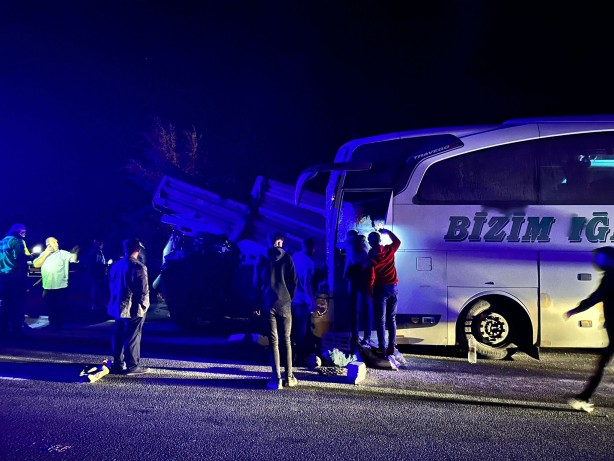 Foto - Erzurum'da yolcu otobüsü kaza yaptı! Yaralılar var