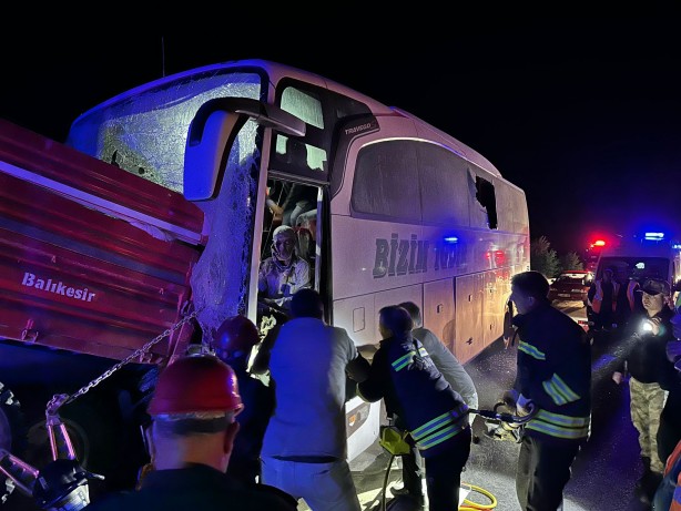 Foto - Erzurum'da yolcu otobüsü kaza yaptı! Yaralılar var