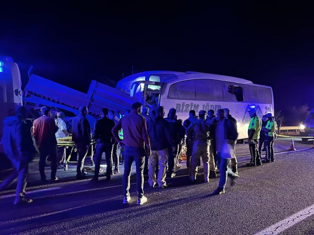 Foto - Erzurum'da yolcu otobüsü kaza yaptı! Yaralılar var