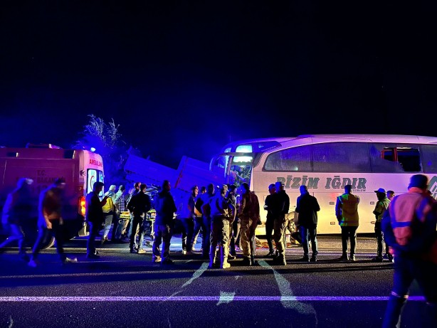 Foto - Erzurum'da yolcu otobüsü kaza yaptı! Yaralılar var