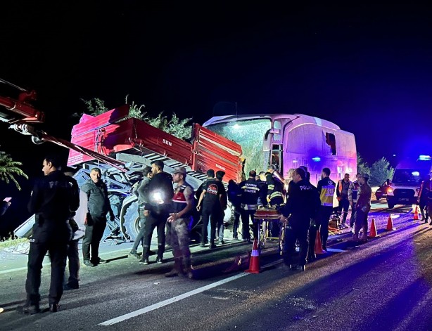 Foto - Erzurum'da yolcu otobüsü kaza yaptı! Yaralılar var