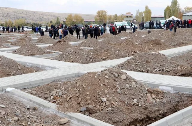 Foto - Erzurum'da yüzlerce mezar kazılmaya başlandı! Sebebi duyanları şaşkına ediyor