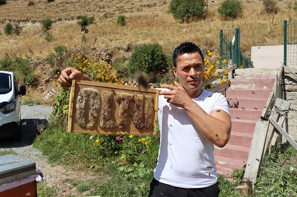 Foto - Erzurumlu vatandaş hedefine ulaştı! Bu adam arılara 'yazma' öğretti