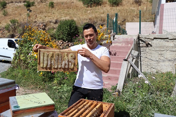 Foto - Erzurumlu vatandaş hedefine ulaştı! Bu adam arılara 'yazma' öğretti