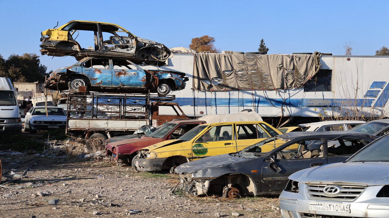 Foto - Esad rejiminin el koyduğu binlerce araç bakın ne halde bulundu!