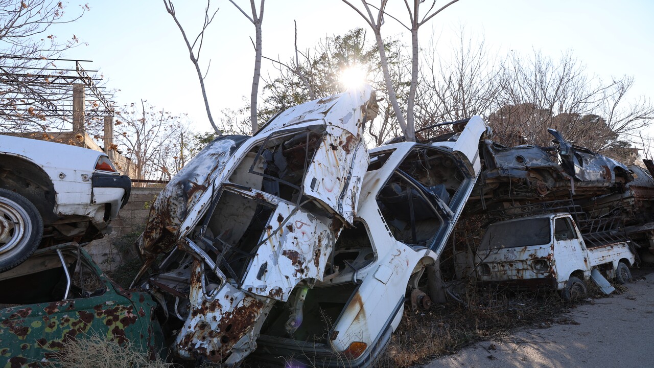 Foto - Esad rejiminin el koyduğu binlerce araç bakın ne halde bulundu!